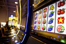Tampilan beragam permainan hiburan termasuk slots, live casino, dan pertandingan olahraga di 32zk